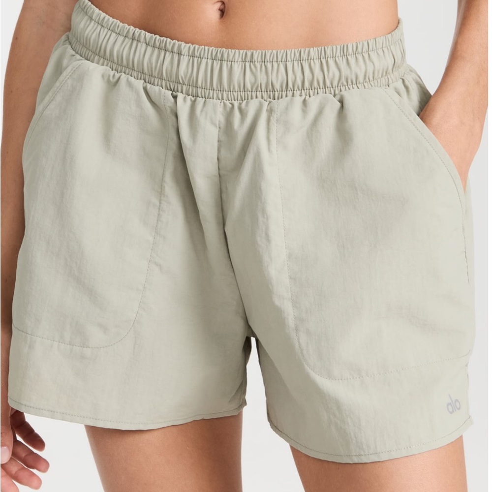 Alo Alumni Short in Limestone